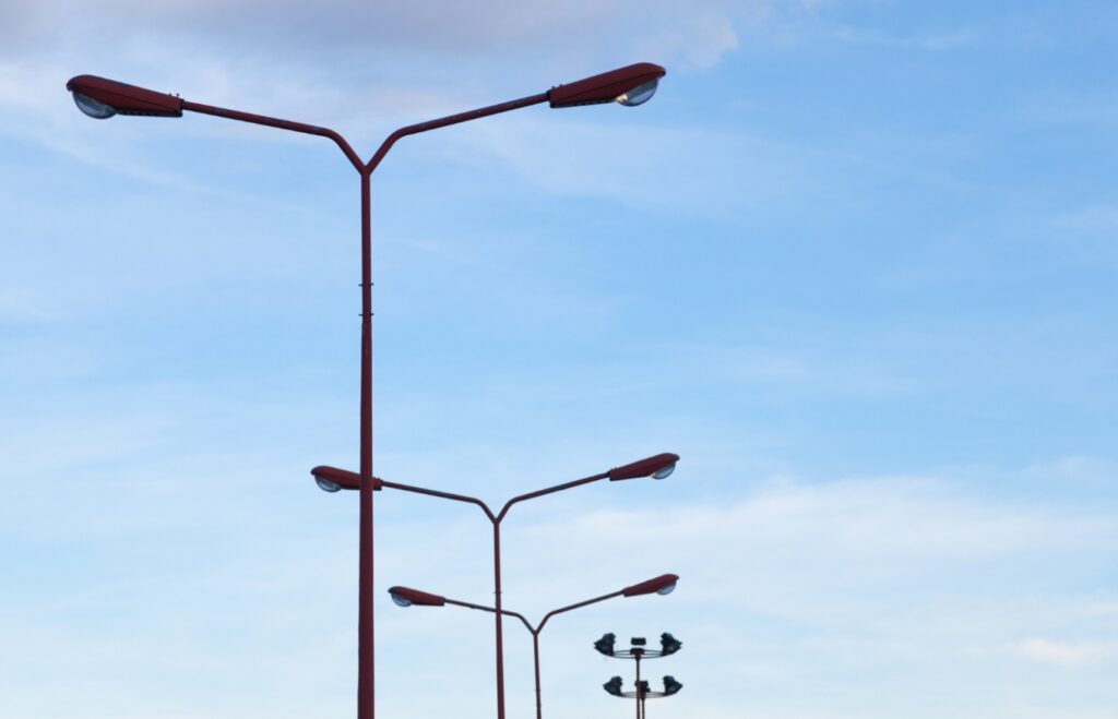 Finalizacja budowy nowoczesnych lamp ulicznych w Kościanie